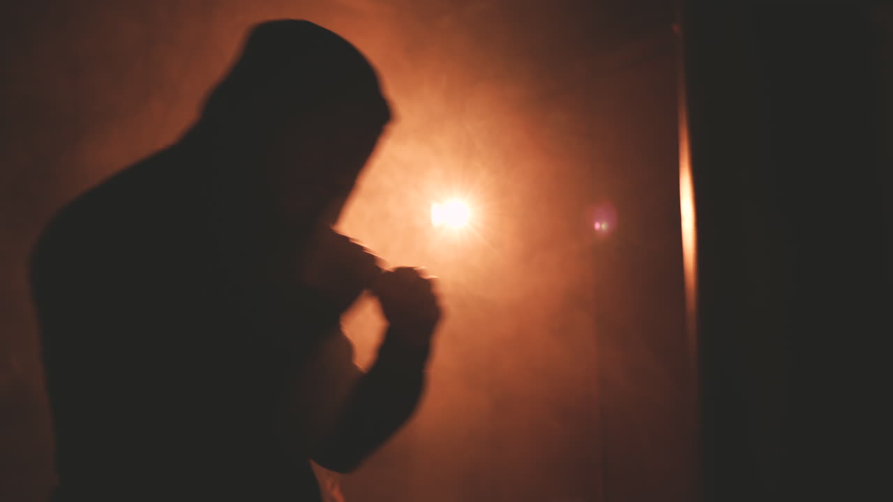 샌드백을 치는 까마귀의 남자 선수