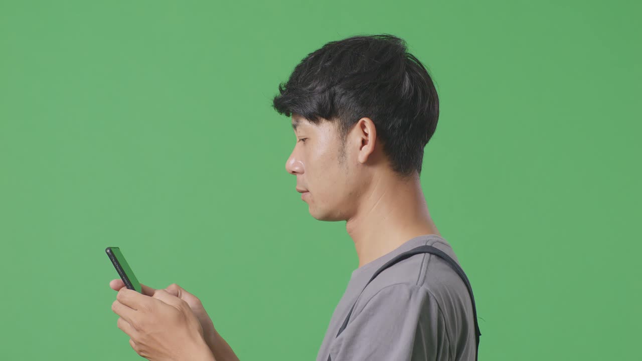 스마트폰을 사용하는 남자