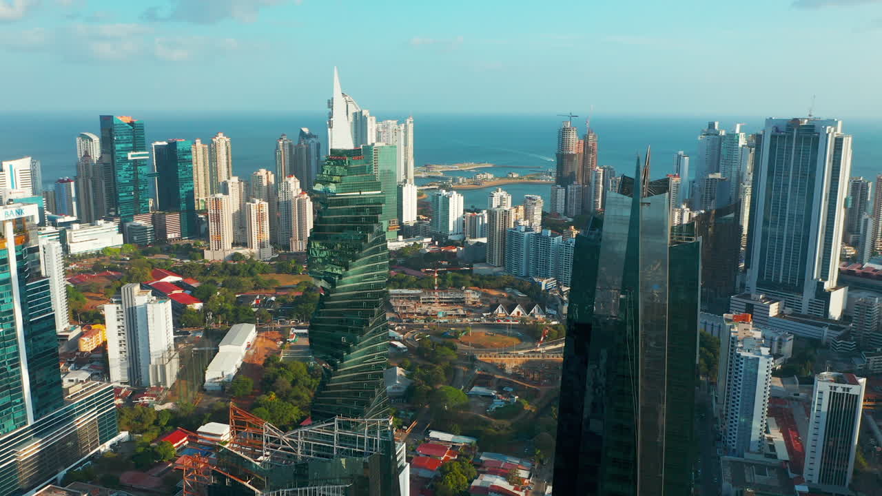 Vista aerea della F&F Tower - Torre per uffici nella città di Panama
