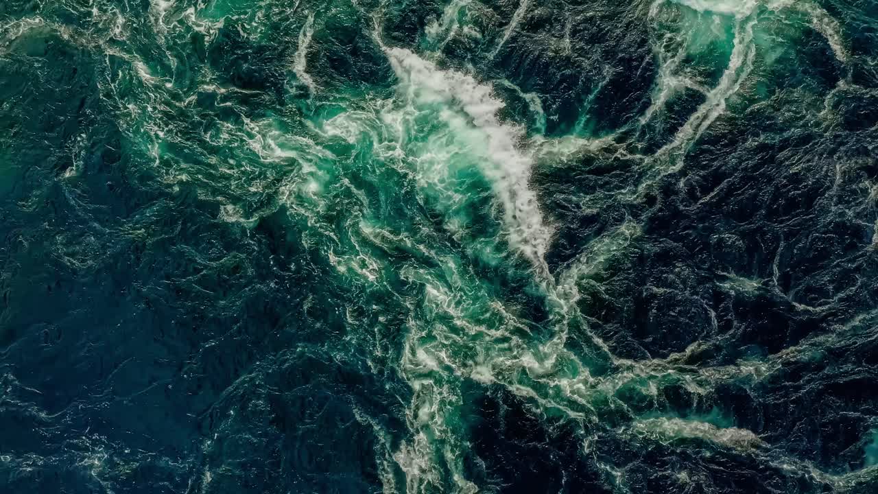 las olas de agua del río y el mar se encuentran durante la marea alta y la marea baja.