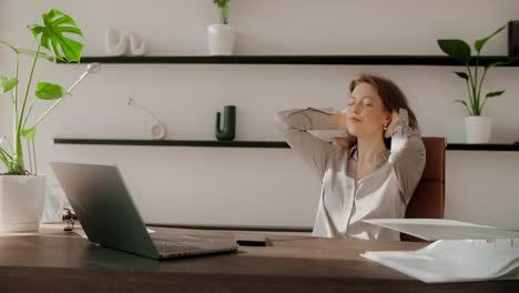 mujer relajándose en su oficina de casa
