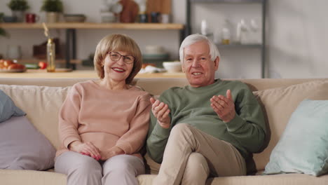 Alegre-Pareja-De-Ancianos-Viendo-La-Televisión-En-Casa