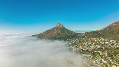 Hermosa-Vista-Panorámica-Aérea-De-La-Montaña-Lions-Head-Que-Se-Eleva-Sobre-La-Niebla-Matutina.-Hiperlapso-Del-Paisaje-Costero.-Sudáfrica