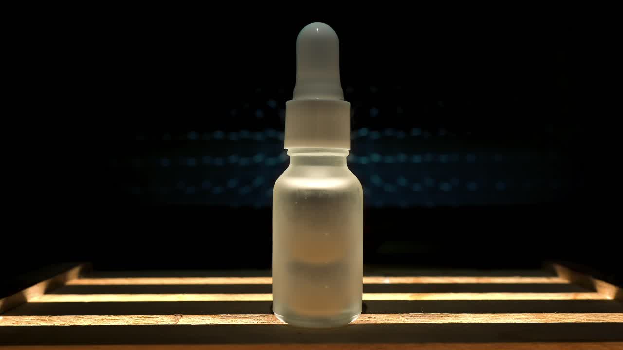 라벨이 없는 일반 미용 화장품 스킨 케어 제품 병 오일 뒤에 드로퍼 화이트와 영화 같은 극적인 빛 별