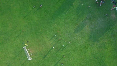 Toma-Aérea-Ascendente-De-Una-Práctica-De-Fútbol-En-Liberty-Park-Clarksville-Tennessee-Durante-El-Día