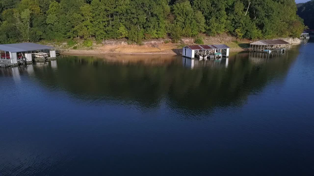 호수 위의 보트하우스
