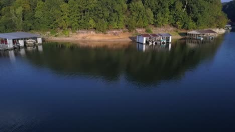 Cobertizos-Para-Botes-En-Un-Lago