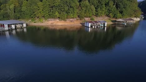 cobertizos para botes en un lago