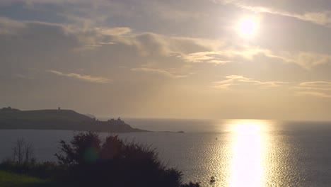 sol saliendo sobre el océano