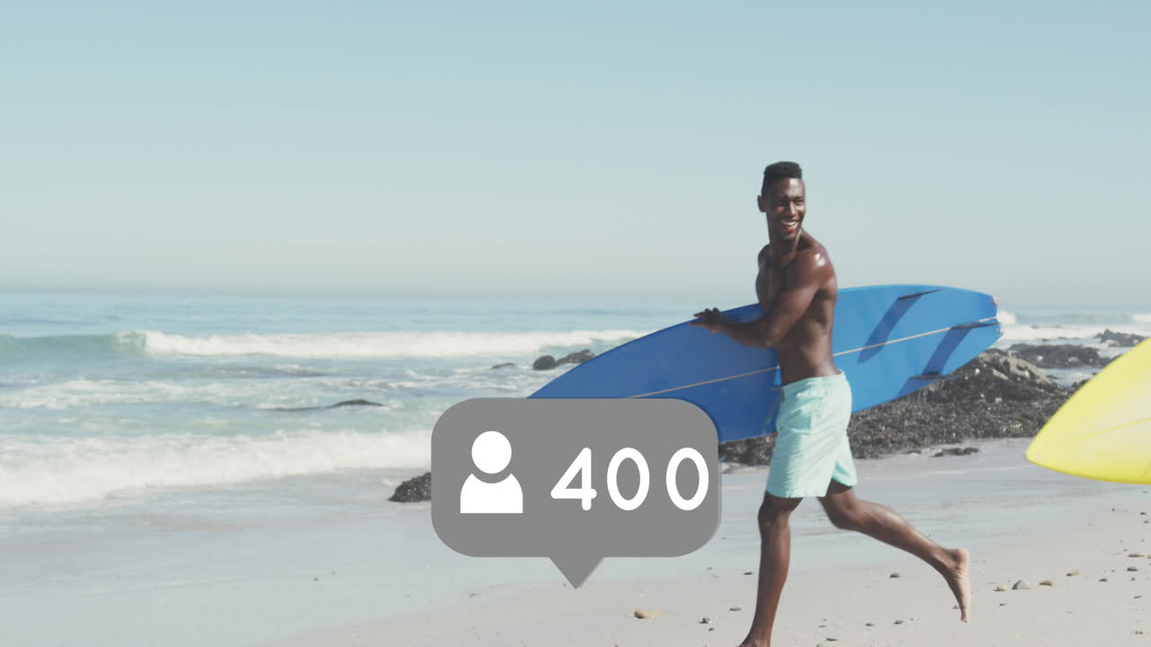 사람들 아이콘과 숫자를 가진 연설 거품의 애니메이션 해변에서 서핑 보드와 함께 달리는 커플