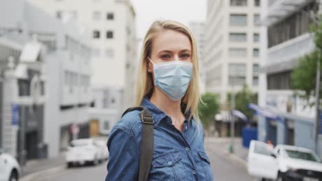mujer caucásica con una máscara de coronavirus covid19