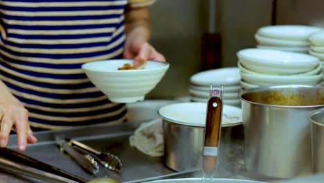 el chef prepara hábilmente fideos en una cocina ocupada