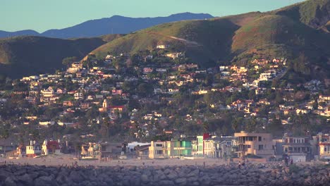 La-Ciudad-De-Ventura-California-En-La-Ladera-Brilla-A-La-Luz-Del-Atardecer