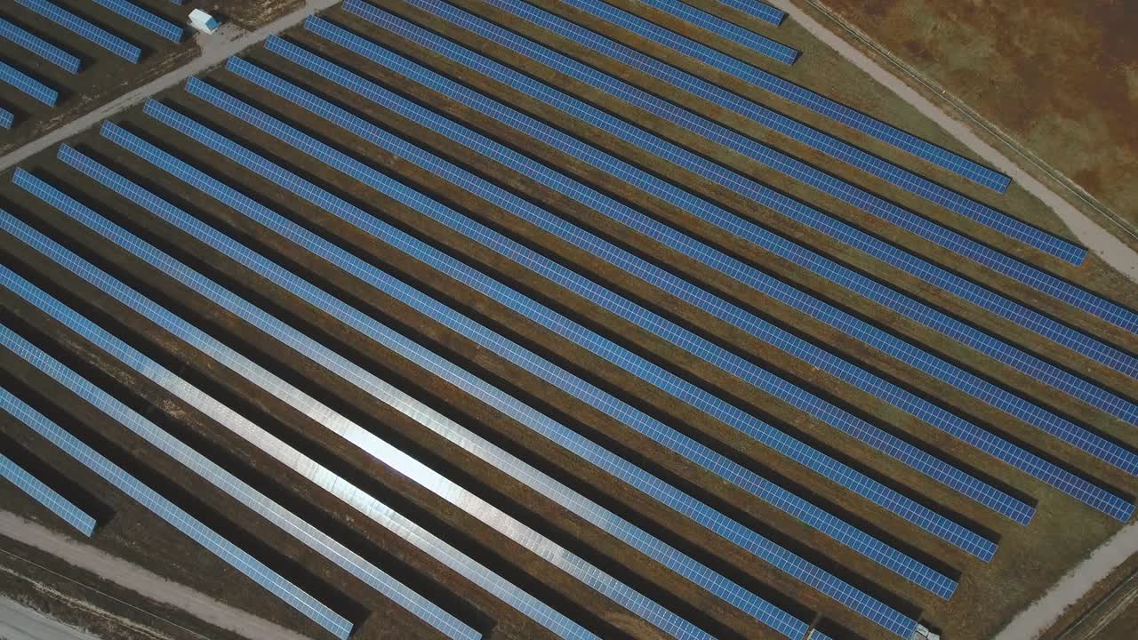 estación de electricidad solar. disparado en drone