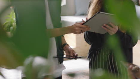 Junge-Geschäftsleute,-Studenten,-Die-Einen-Digitalen-Tablet-Computer-Nutzen.-Teamleiter-Zeigt-Kollegen-Informationen-Auf-Dem-Bildschirm-Und-Tauscht-Ideen-An-Einem-Trendigen,-Modernen-Arbeitsplatz-Aus