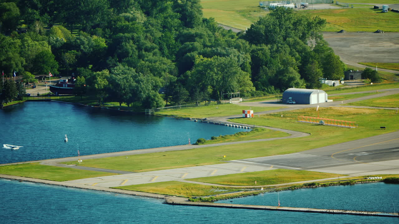 비행기는 작은 섬의 공항에 착륙