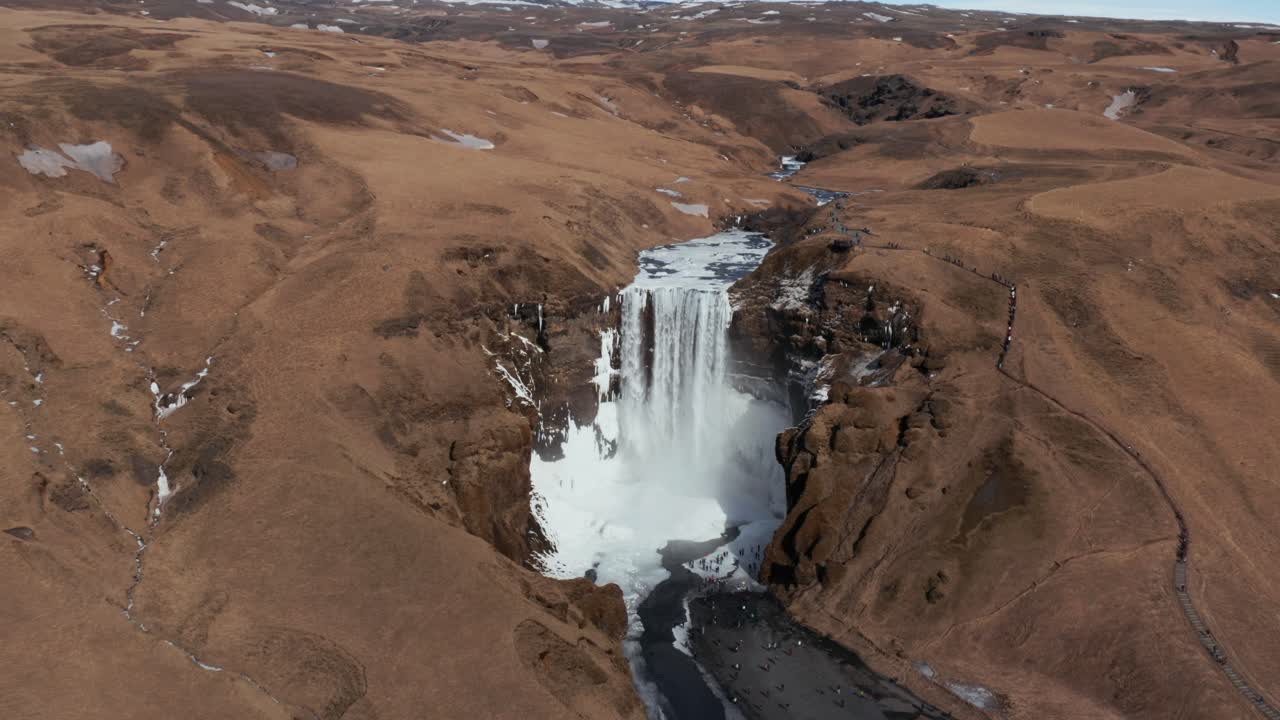 después de la escena de invierno en la cascada de skogafoss en las tierras altas de islandia, aero