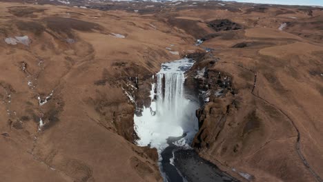 Después-De-La-Escena-Invernal-En-La-Cascada-De-Skogafoss-En-Las-Tierras-Altas-De-Islandia,-Antena