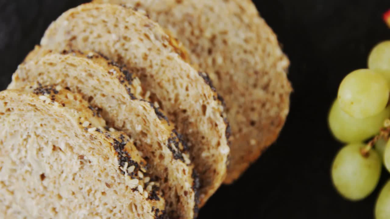 rebanadas de pan, uvas y queso