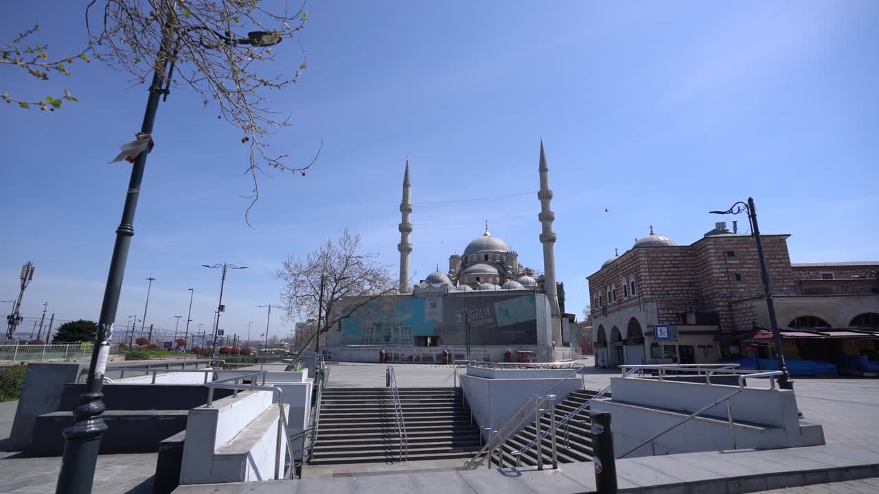 la plaza eminonu de estambul en el toque de queda por la pandemia de covid-19.