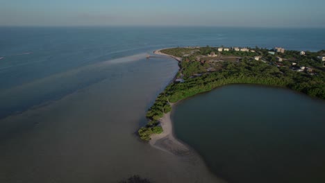 Toma-Aérea-Que-Revela-Una-Pequeña-Sección-De-Una-Gran-Isla-Costera.