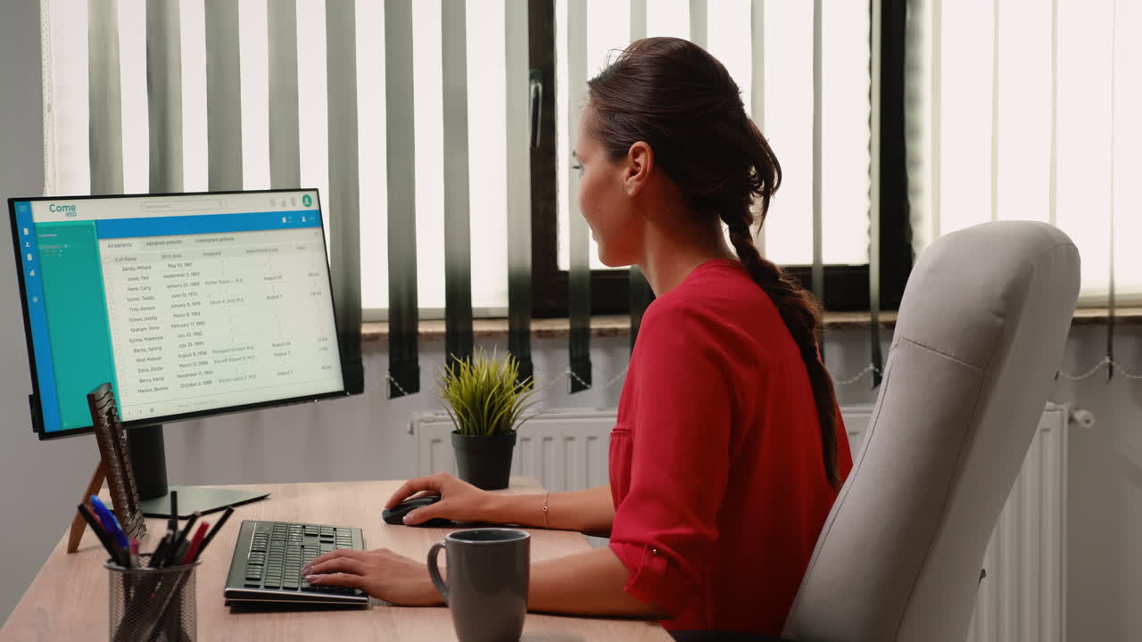 administrador que trabaja solo en el lugar de trabajo