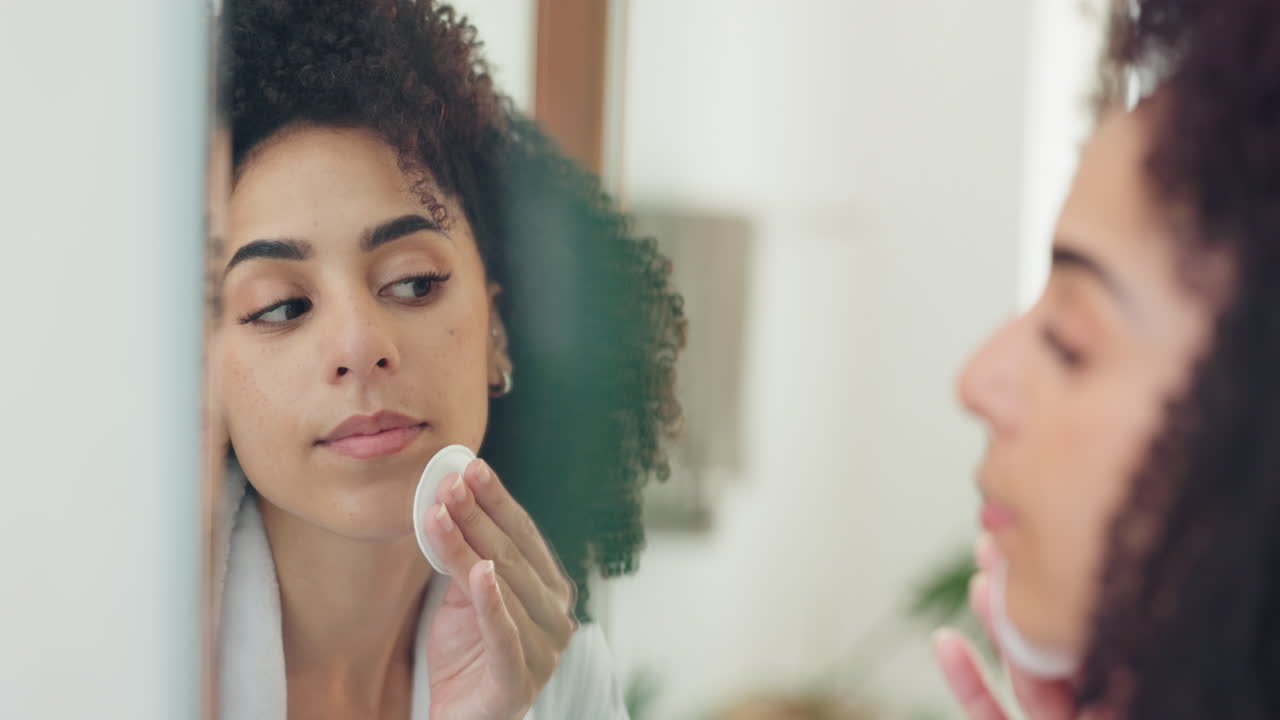 mujer limpiando la cara en el baño