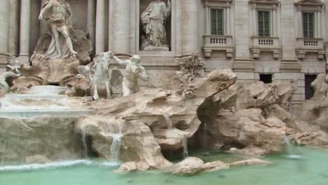 famosa fontana di trevi en roma, italia