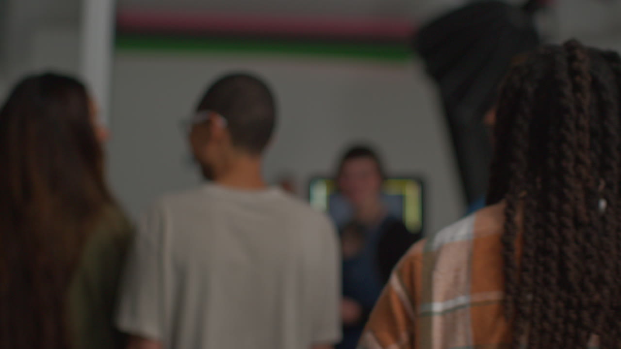 actores que se reúnen con la directora y el equipo en el set de rodaje de una película o un video en el estudio 1