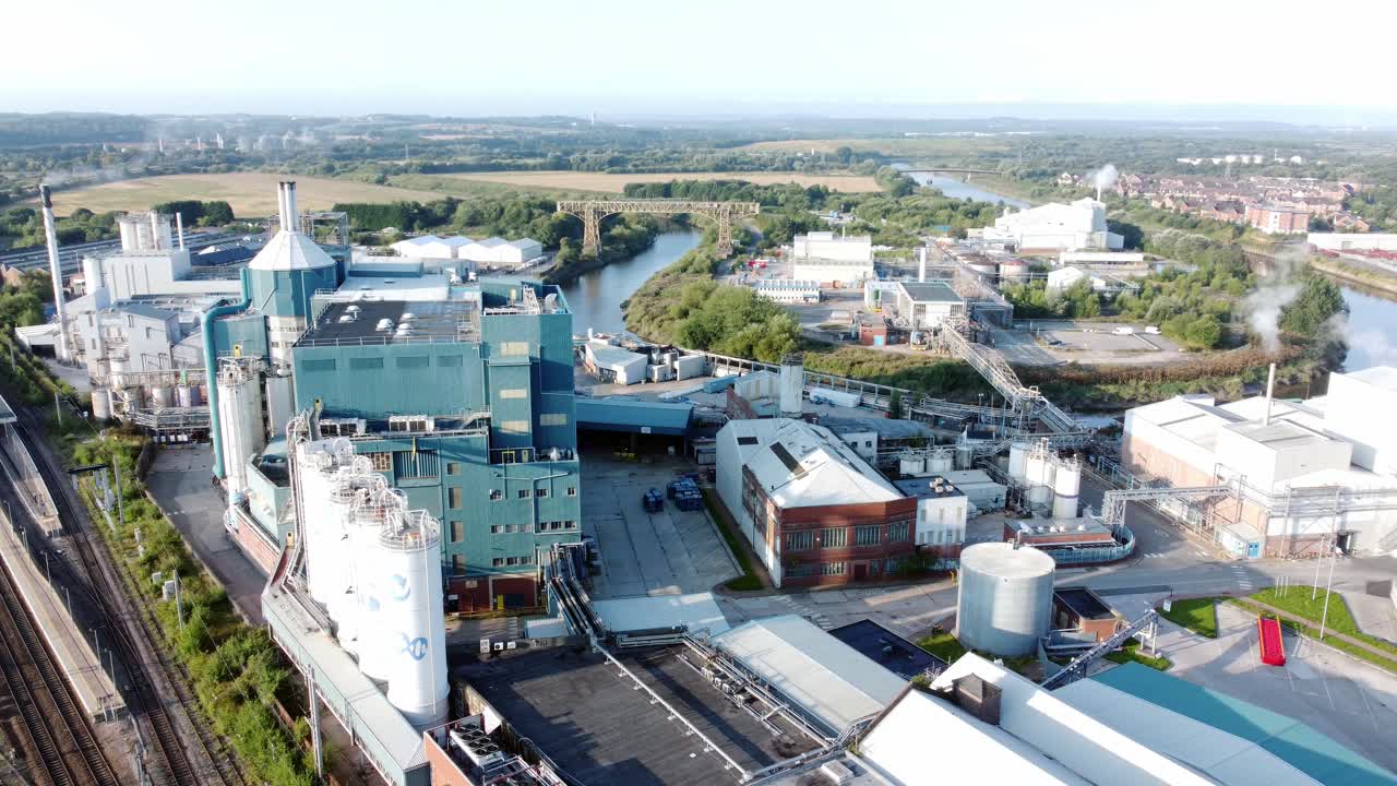 warrington 은행 부두 기차 트랙 옆에 있는 산업 화학 제조 공장 조감도 넓은 궤도 왼쪽