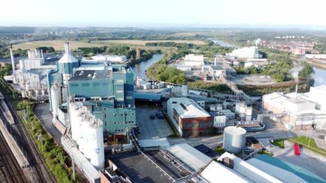 fábrica de productos químicos industriales junto a warrington bank quay vías de tren vista aérea amplia órbita izquierda