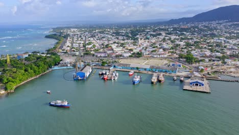 vista aérea del puerto pesquero y de carga en puerto plata, república dominicana