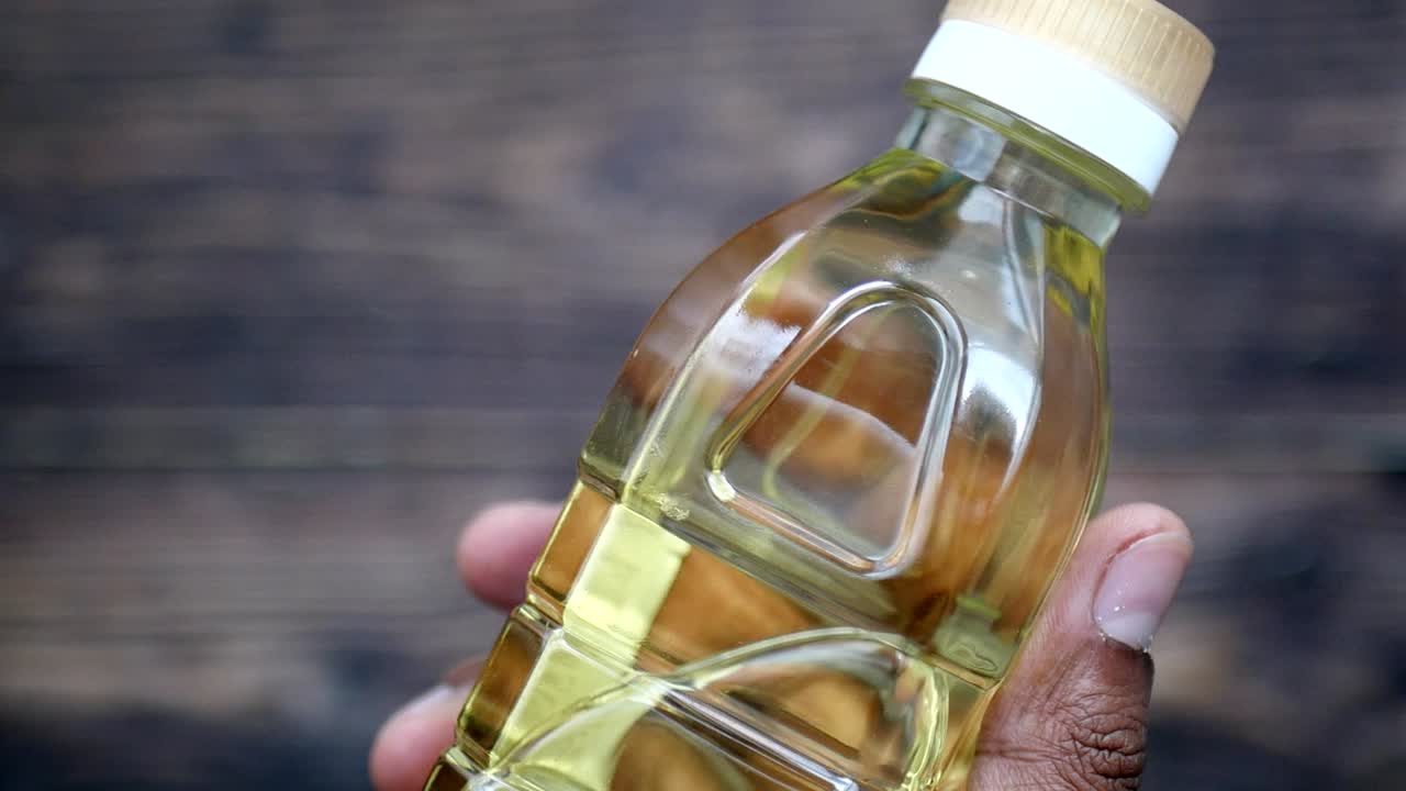 손에 있는 요리 기름 병