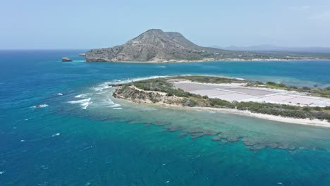 Scenic-tropical-key-in-Caribbean,-El-Morro-in-background