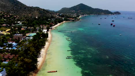 Vista-Aérea-De-La-Playa-Sairee-O-Sai-Ri-En-Koh-Tao,-Tailandia,-Playa-Con-Muchos-Barcos-En-La-Bahía