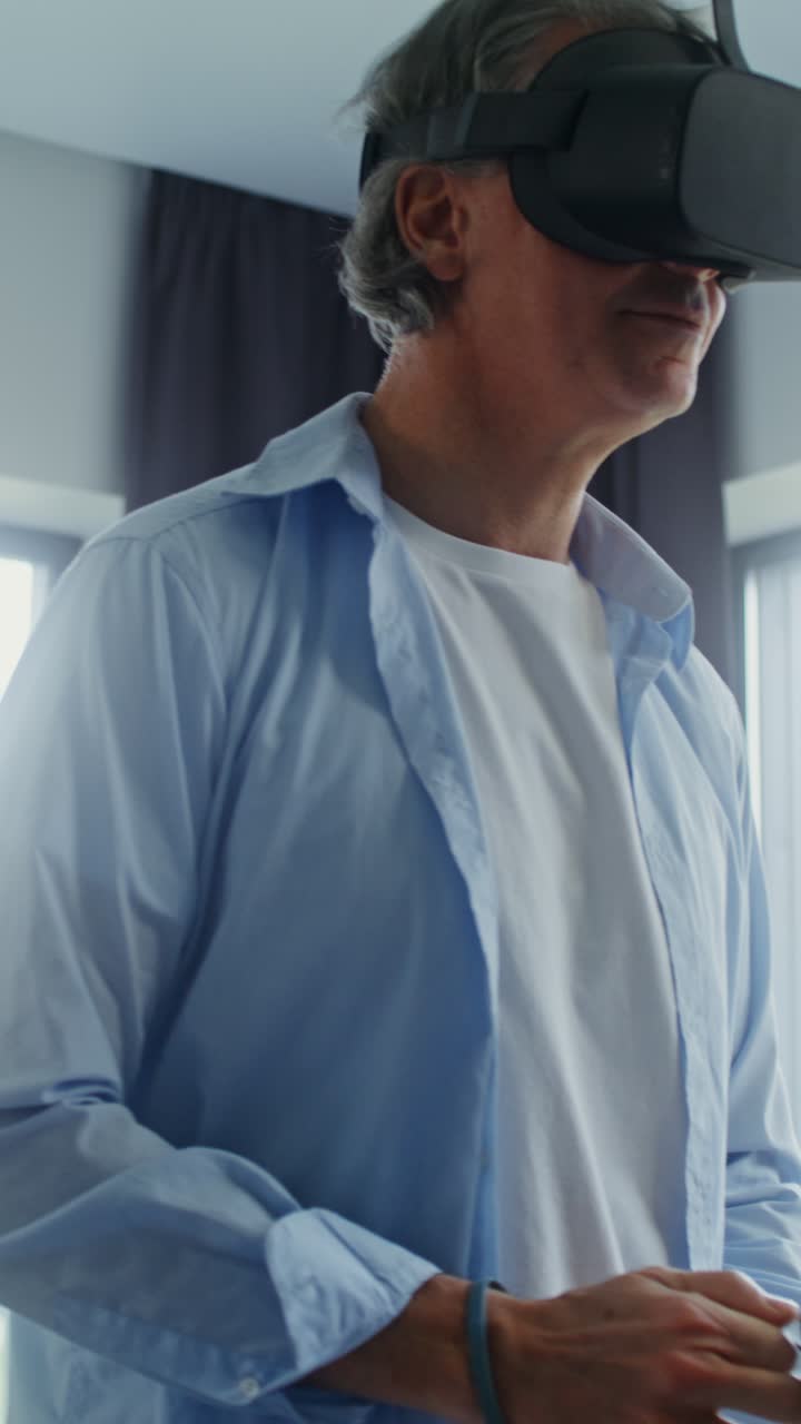 hombre usando auriculares de realidad virtual
