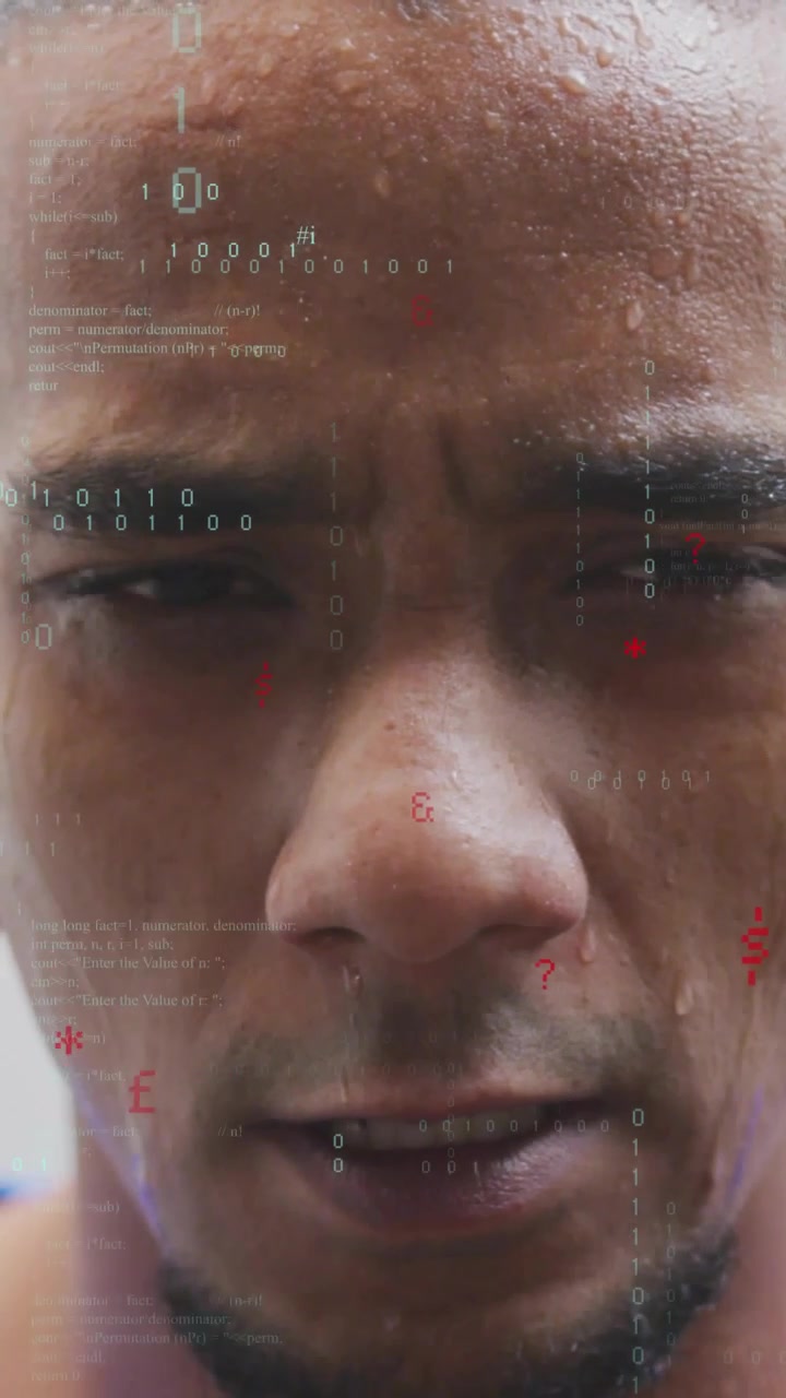Video vertical: Hombre de mediana edad entrecerrando los ojos mientras una superposición de código aparece en su rostro sudoroso, analizando C++.