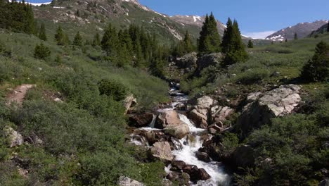 Imágenes-Aéreas-De-Drones-De-4k-De-Arroyos-Y-Cascadas-En-El-Paso-De-La-Independencia-Cerca-De-Aspen-Twin-Lakes-Rocky-Mountains-Colorado