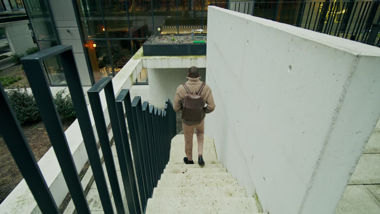 hombre caminando por las escaleras en un entorno urbano