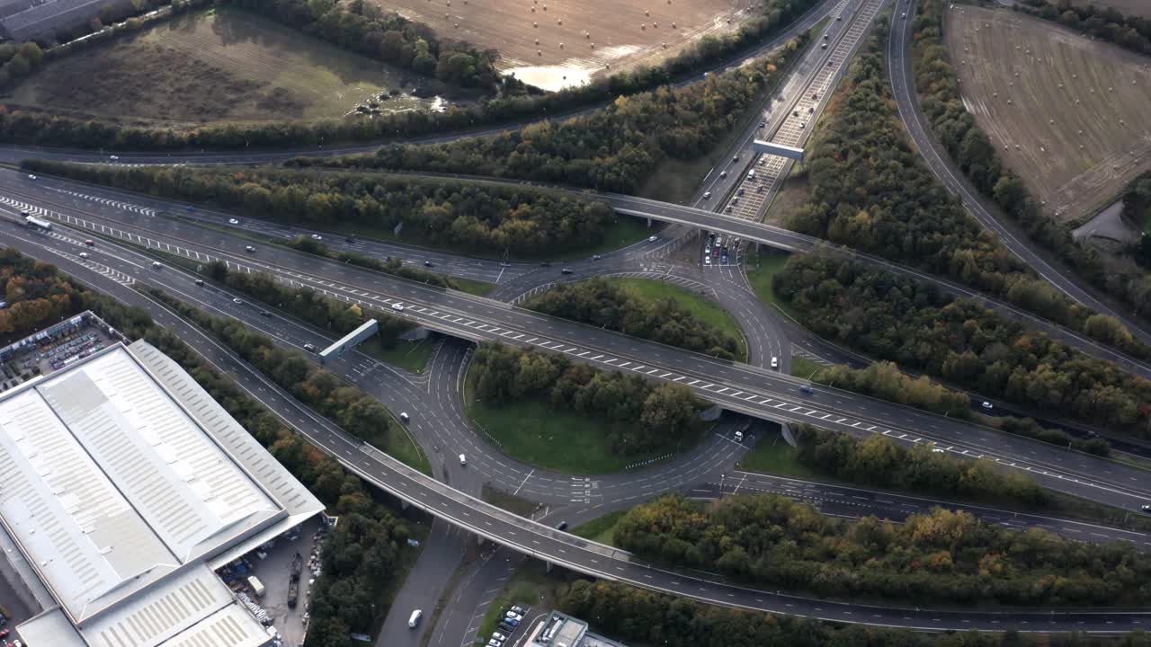 полицейский вертолет, вид с высоты птичьего полета на оживленную кольцевую дорогу, быстрые автомобили на обгоне | эдинбург, шотландия | 4k at 30fps