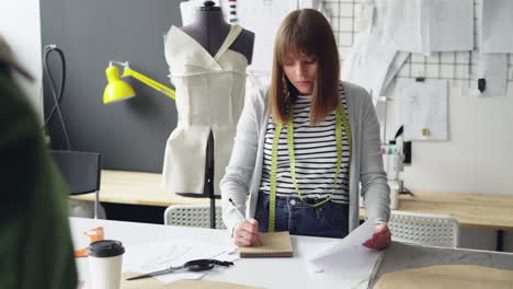 diseñador de moda en el trabajo
