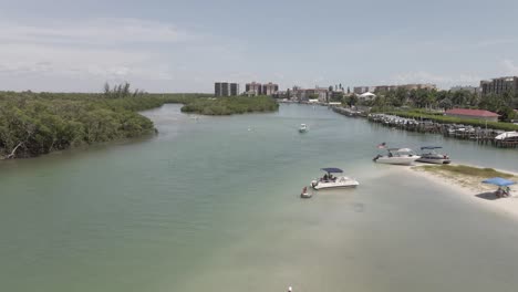 Antena:-Los-Lugareños-Combaten-El-Calor-De-Florida-En-El-Canal-De-Broadway,-Playa-Bonita