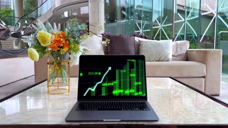 Laptop-Bildschirm-Mit-Grünem-Pfeil,-Der-Auf-Ein-Bullisches-Wirtschaftswachstum-In-Einem-Luxuriösen-Herrenhaus-Hinweist