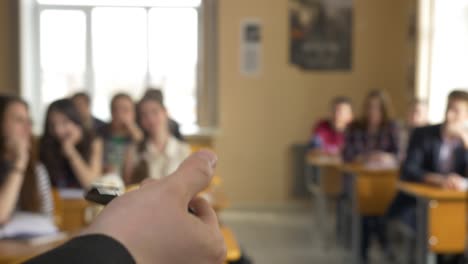 profesor haciendo una presentación en un aula