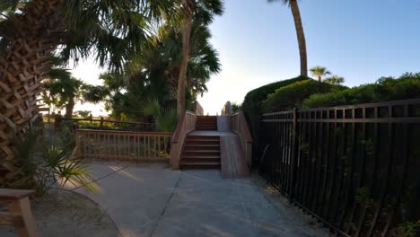 Un-Hermoso-Y-Soleado-Día-De-Verano-Caminando-A-La-Playa-En-Hilton-Head-Island-En-Carolina-Del-Sur,-Estados-Unidos