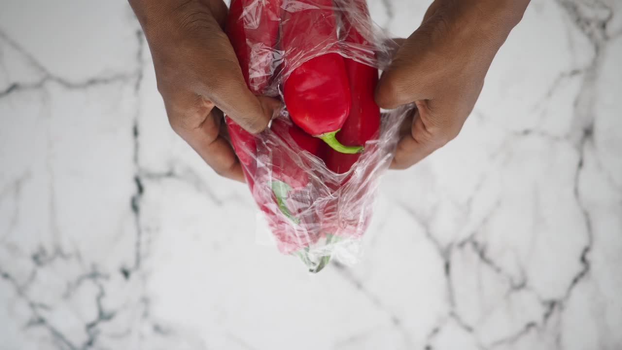 Peperoni rossi in un sacchetto