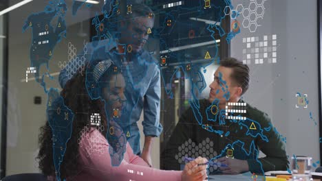 animación del mapa del mundo y procesamiento de datos sobre diversos colegas discutiendo juntos en la oficina