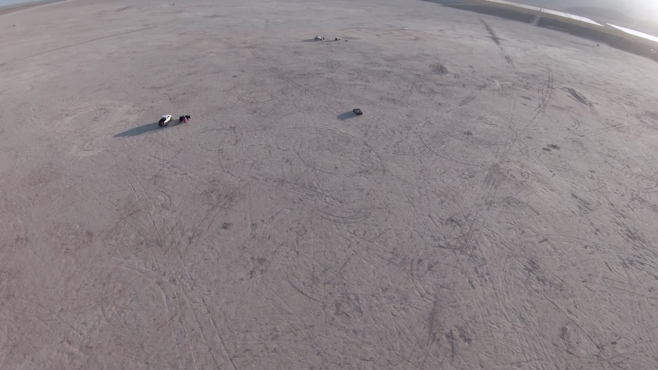 화창한 날 사막의 자동차