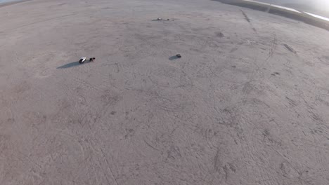 autos en el desierto en un día soleado