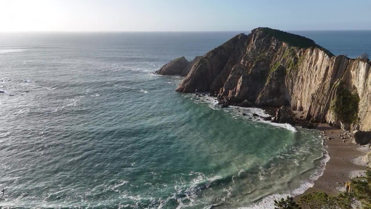 Vista delle scogliere di Playa del Silencio e dell'acqua cristallina da un punto panoramico costiero